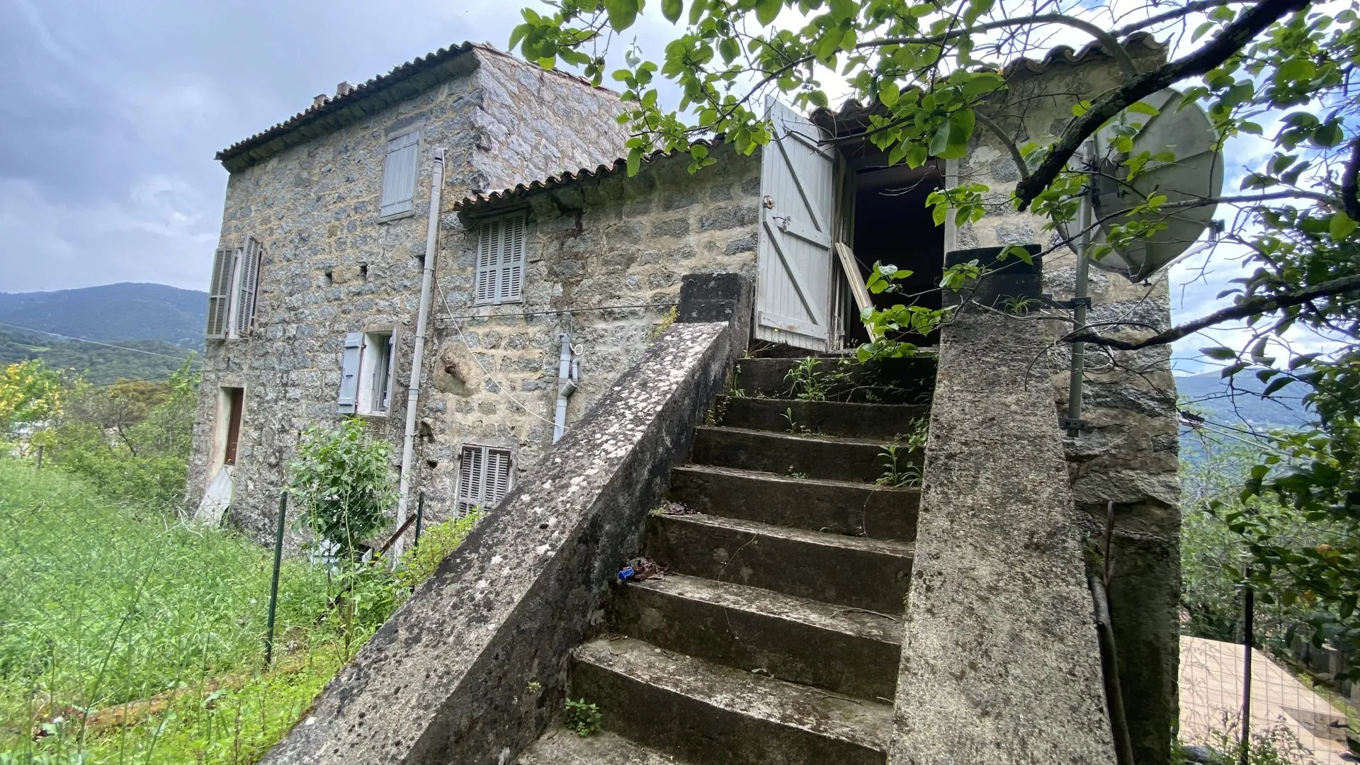 Maison de village spacieuse avec terrain à Loreto di Tallano 