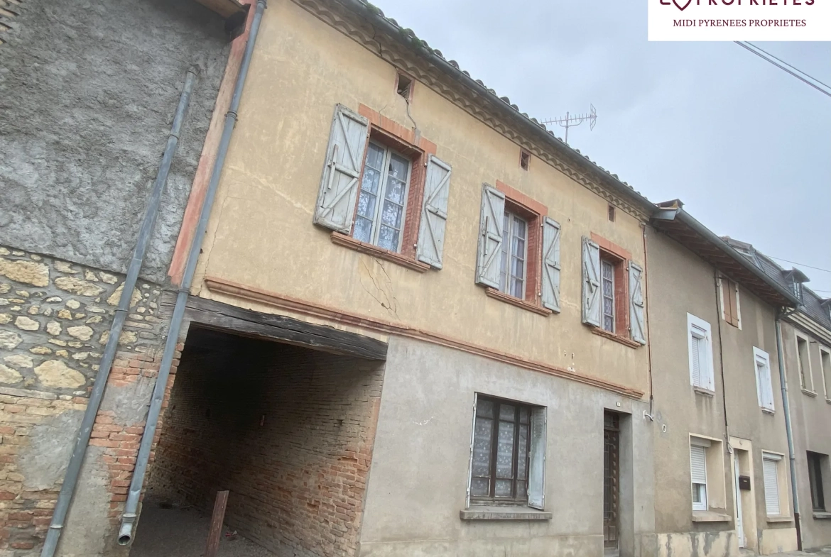 Maison de village à rénover à L Isle en Dodon, proche rivière et commerces 