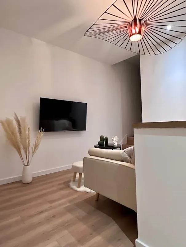 Appartement T2 rénové à Lons-le-Saunier, locataire en place – Investissement sûr 