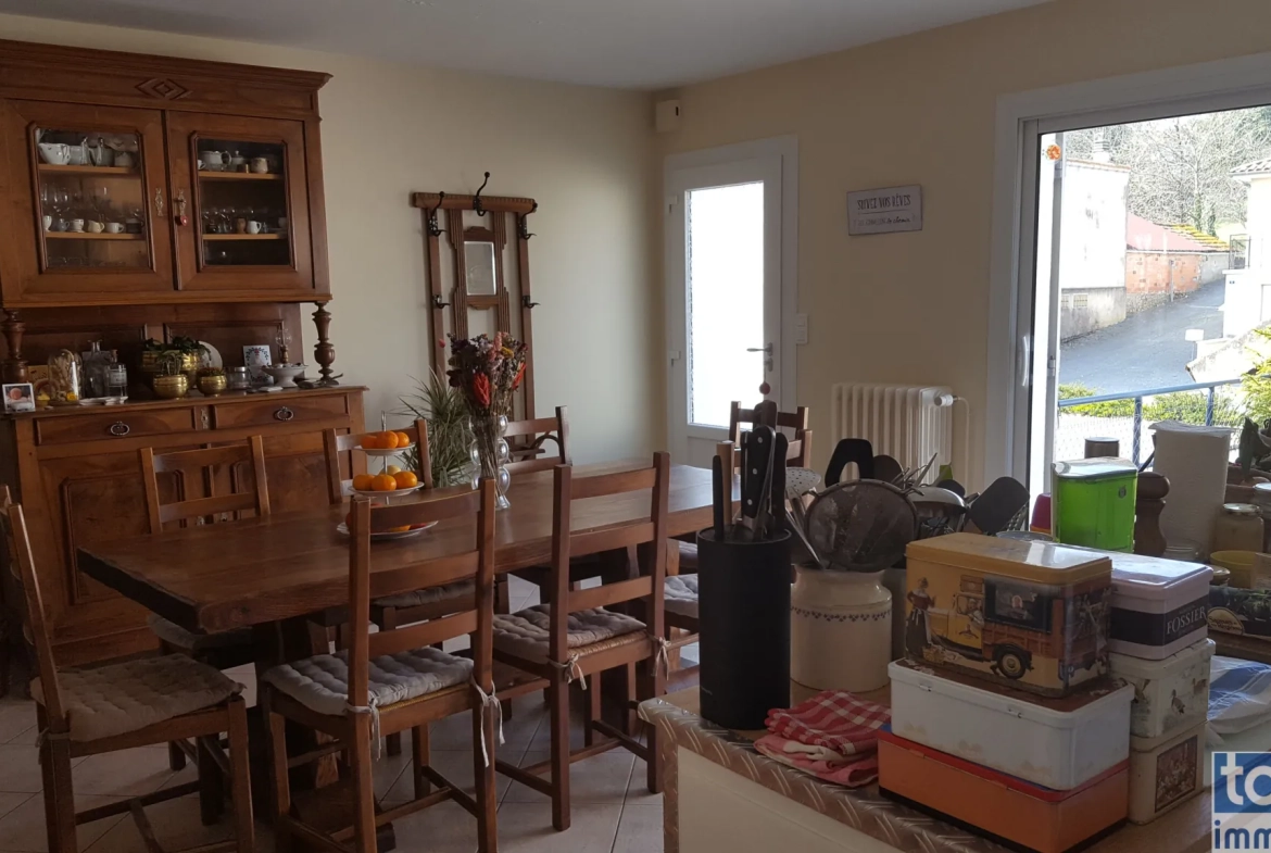 Grande maison avec dépendances et terrain en Périgord vert – Opportunité unique 