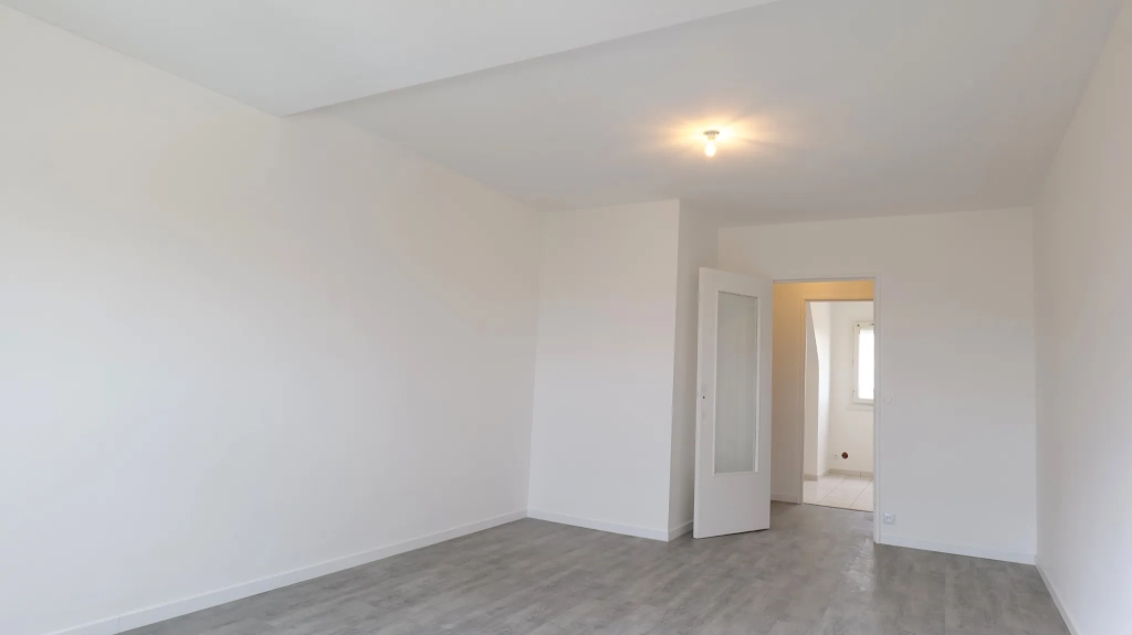 Bel appartement 2 pièces traversant avec parking à Cormelles le Royal