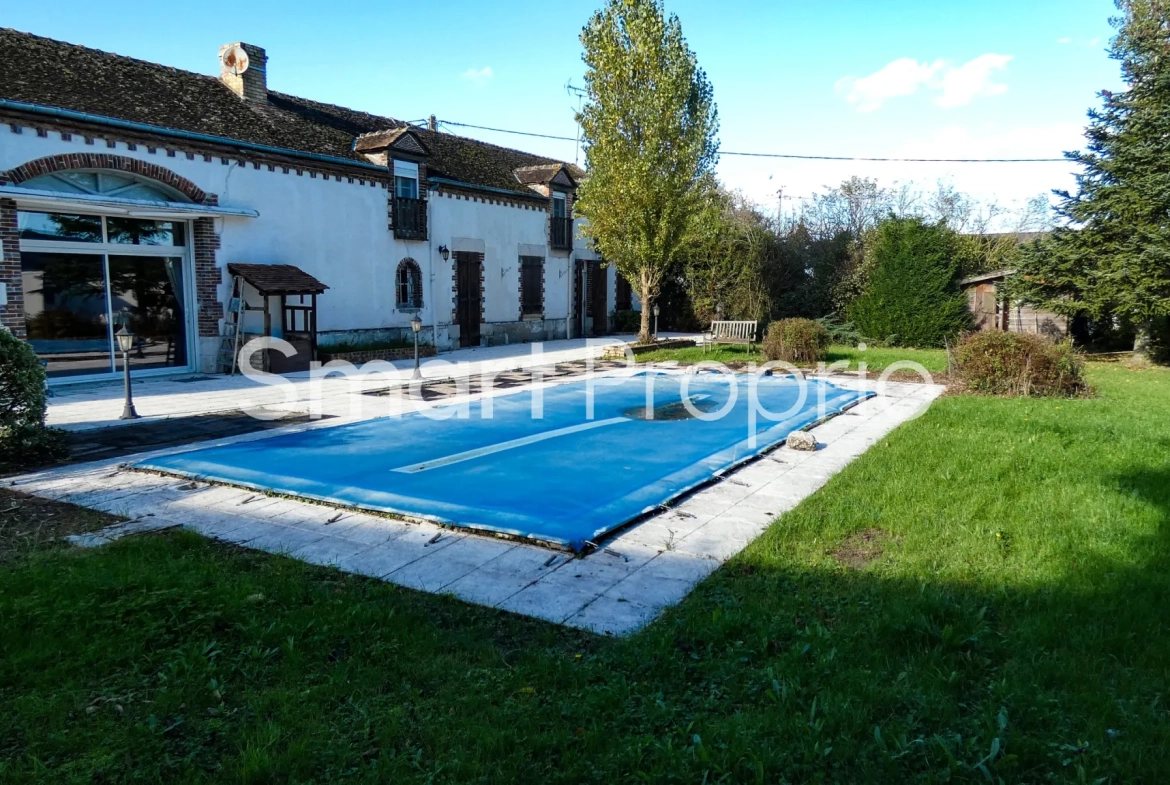 Longère à Pannes de 251 m² avec jardin, piscine et 7 pièces, idéalement située près de Paris 