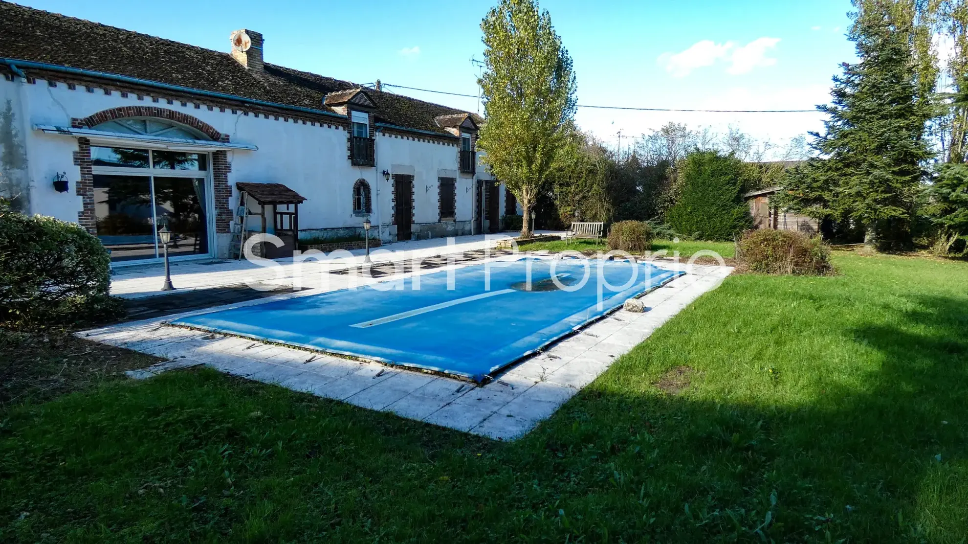 Longère à Pannes de 251 m² avec jardin, piscine et 7 pièces, idéalement située près de Paris 