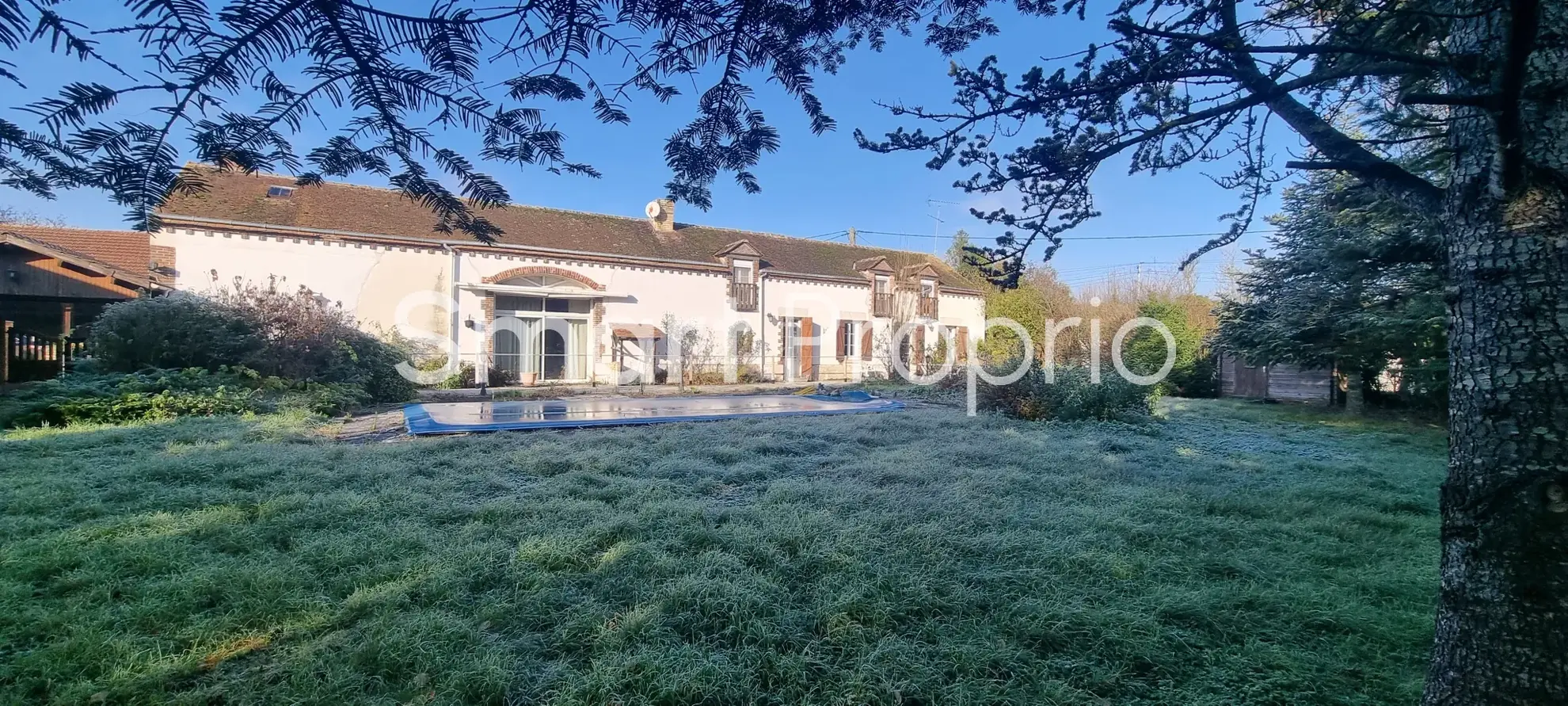 Longère à Pannes de 251 m² avec jardin, piscine et 7 pièces, idéalement située près de Paris 