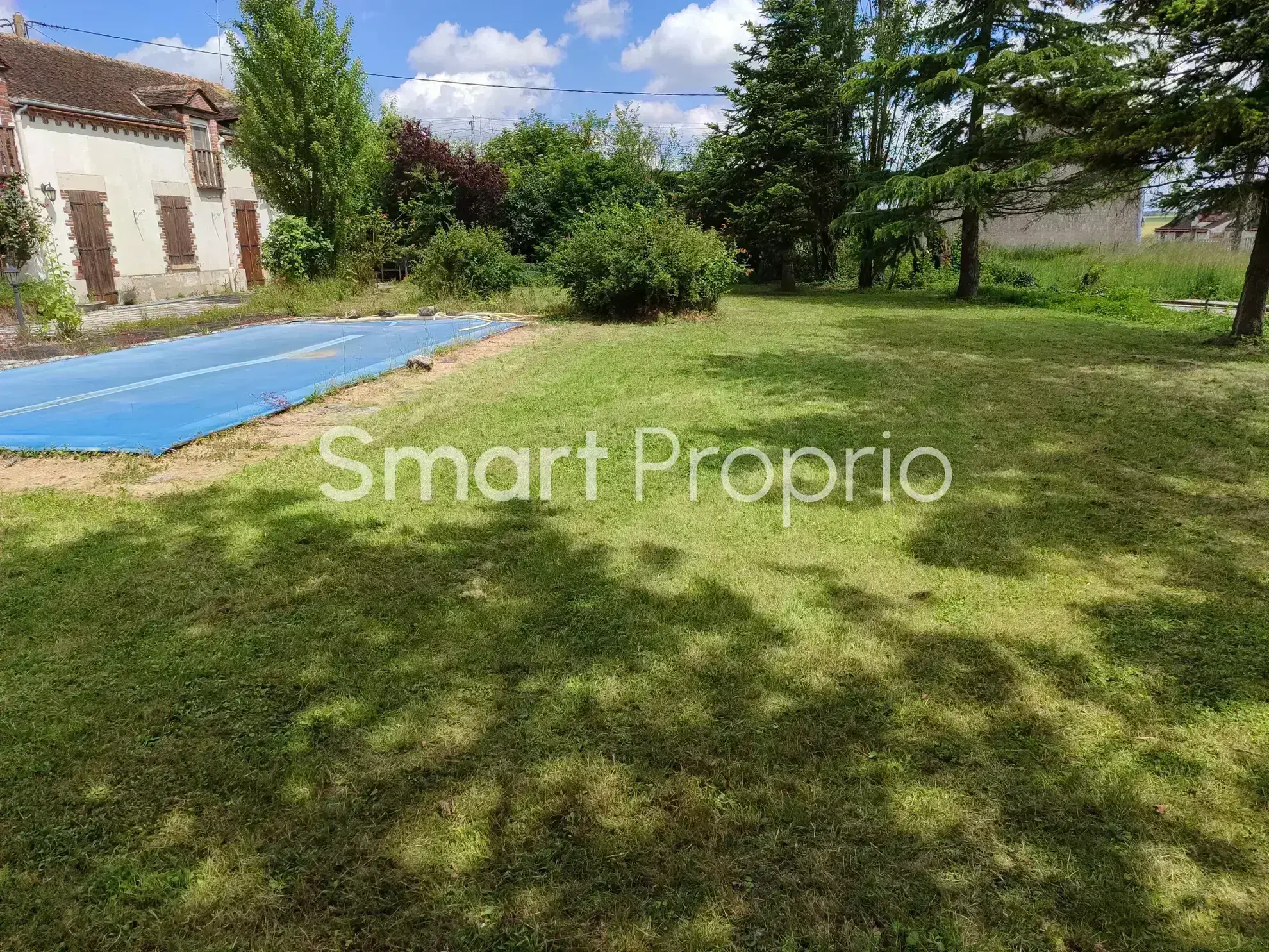 Longère à Pannes de 251 m² avec jardin, piscine et 7 pièces, idéalement située près de Paris 