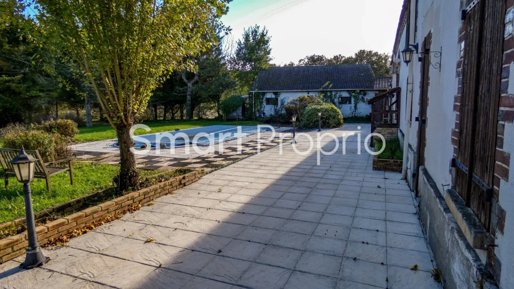 Longère à Pannes de 251 m² avec jardin, piscine et 7 pièces, idéalement située près de Paris