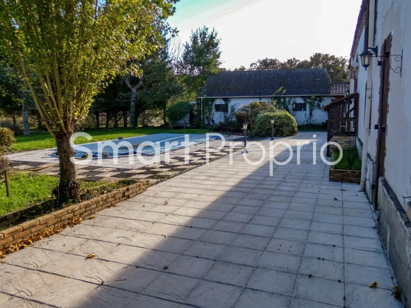 Longère à Pannes de 251 m² avec jardin, piscine et 7 pièces, idéalement située près de Paris