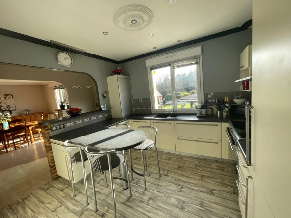 Maison de ville de 113 m² avec grand terrain à Camors, vue dégagée 