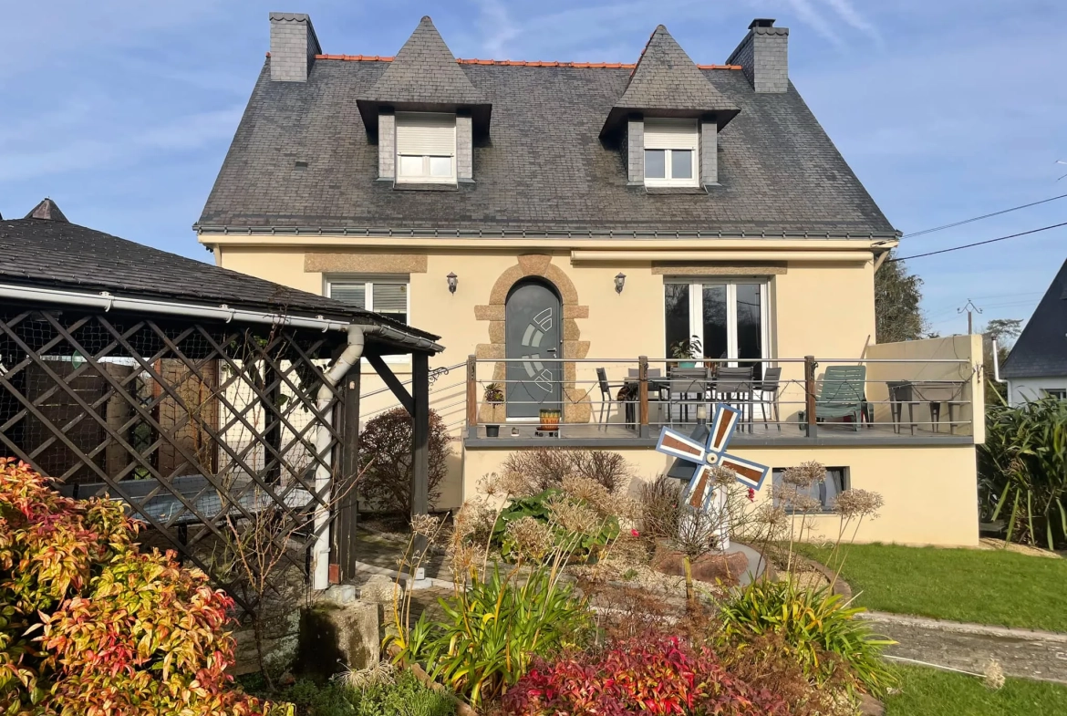 Maison de ville de 113 m² avec grand terrain à Camors, vue dégagée 