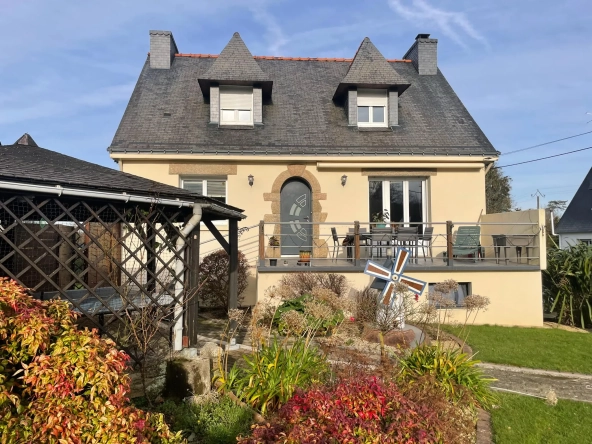 Maison de ville de 113 m² avec grand terrain à Camors, vue dégagée