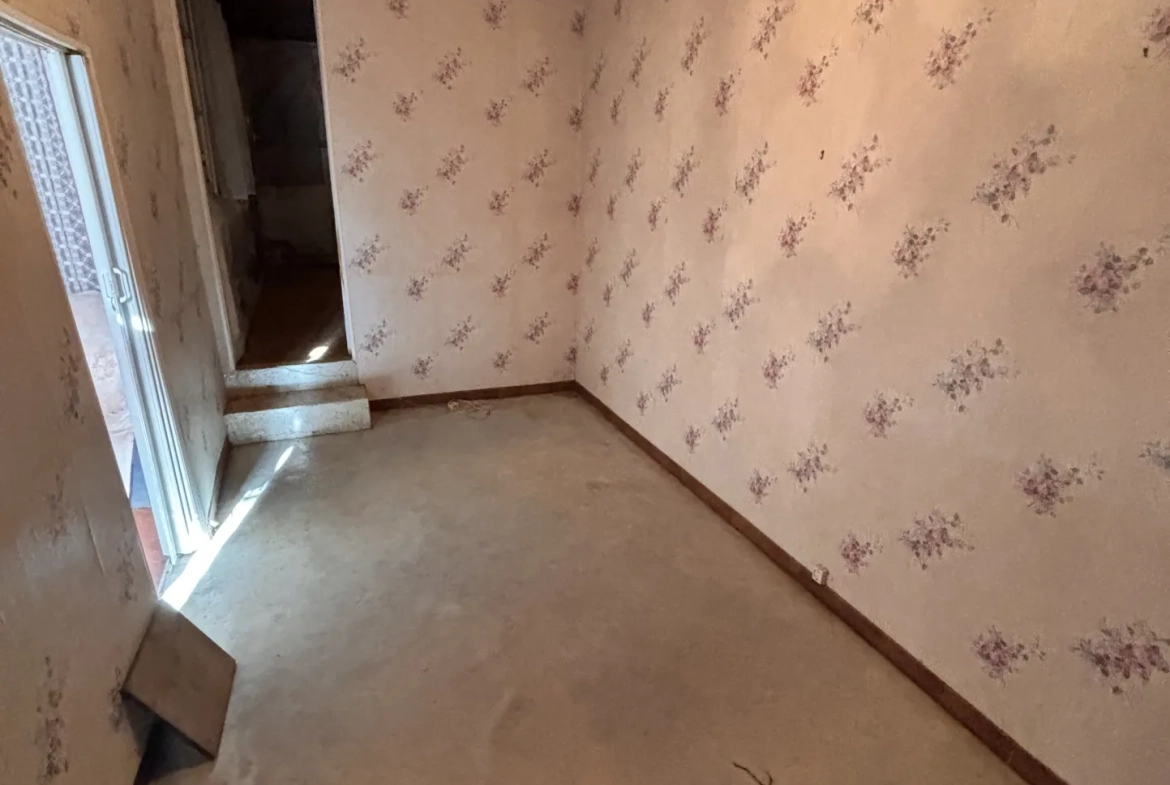 Maison à rénover de 58 m² avec terrain à Oisemont, Hauts-de-France 