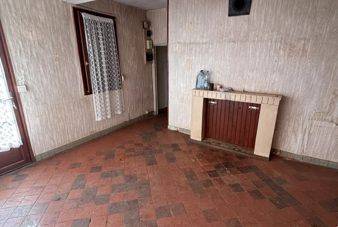 Maison à rénover de 58 m² avec terrain à Oisemont, Hauts-de-France 