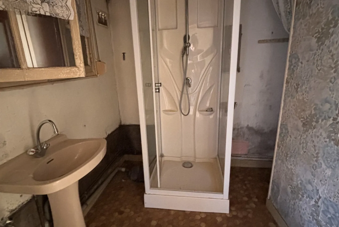 Maison à rénover de 58 m² avec terrain à Oisemont, Hauts-de-France 