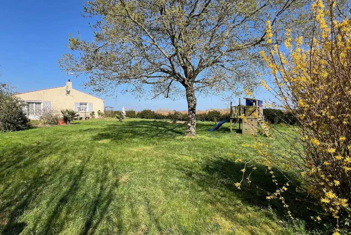 Maison familiale à Thiré avec jardin, garage et dépendances - 150 m² 