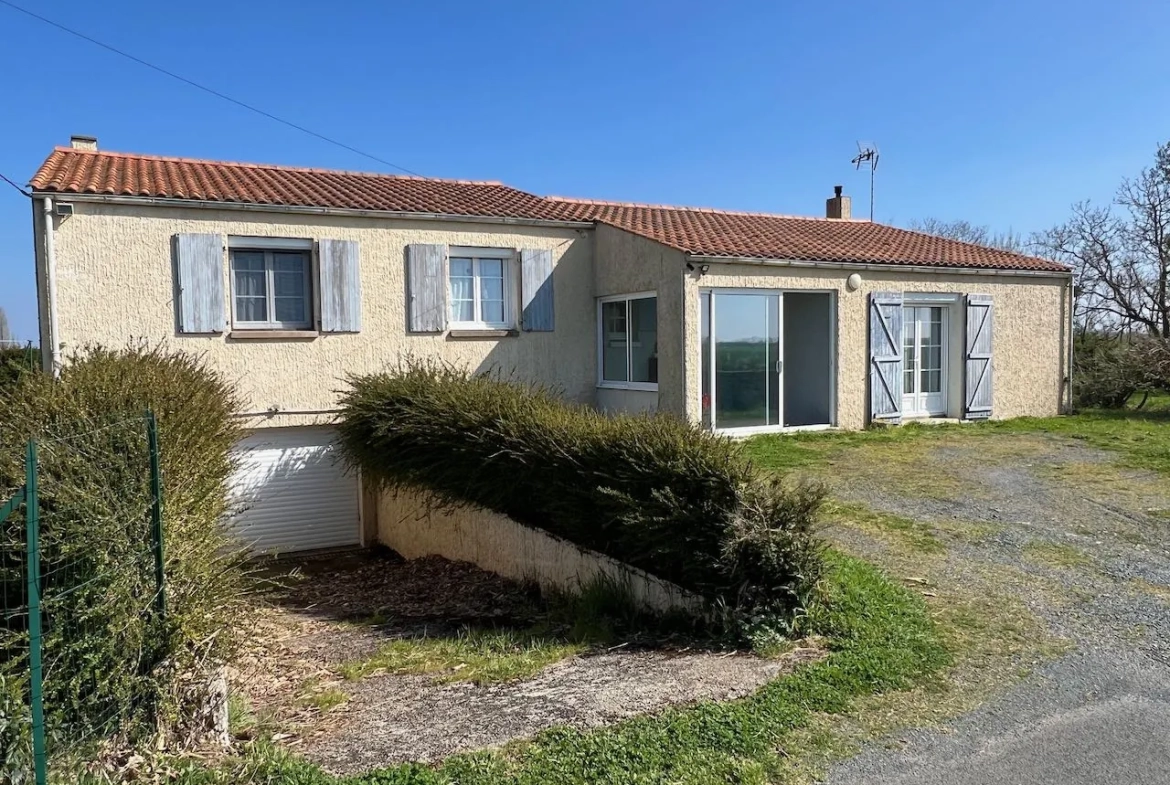 Maison familiale à Thiré avec jardin, garage et dépendances - 150 m² 