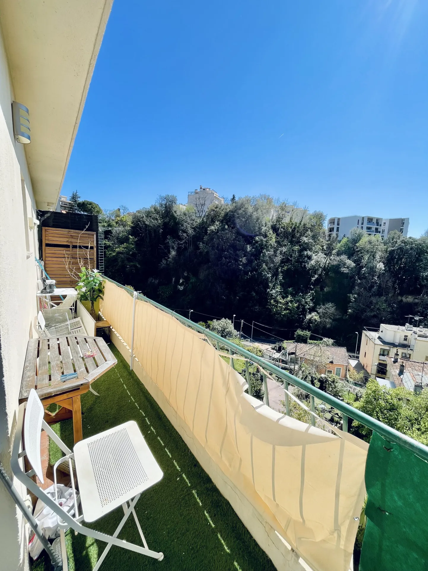 Studio lumineux avec balcon et vue montagne à Nice - idéal investissement ou résidence principale 
