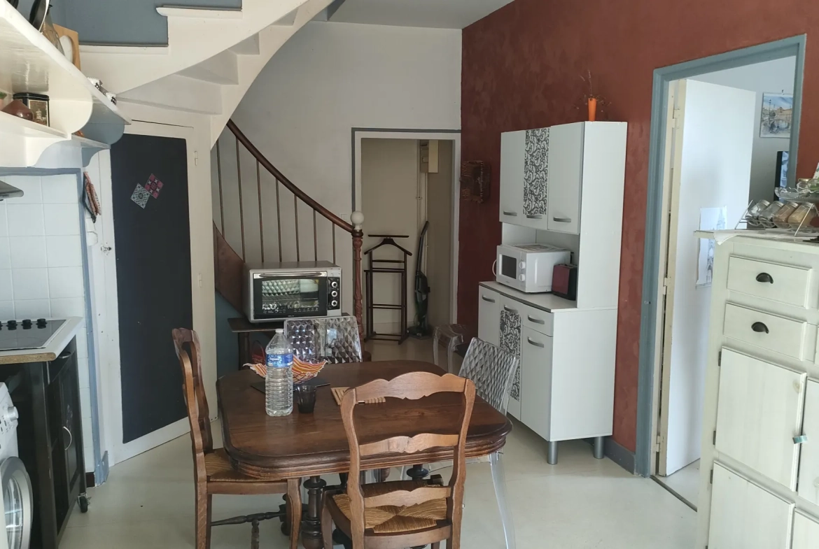 Maison en pierre à vendre à Saint Solve, centre du village, 120 m² 