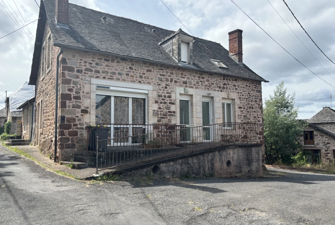 Maison en pierre à vendre à Saint Solve, centre du village, 120 m² 