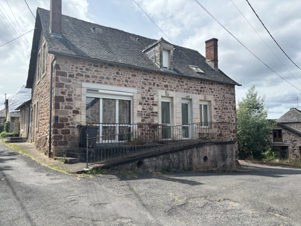 Maison en pierre à vendre à Saint Solve, centre du village, 120 m²