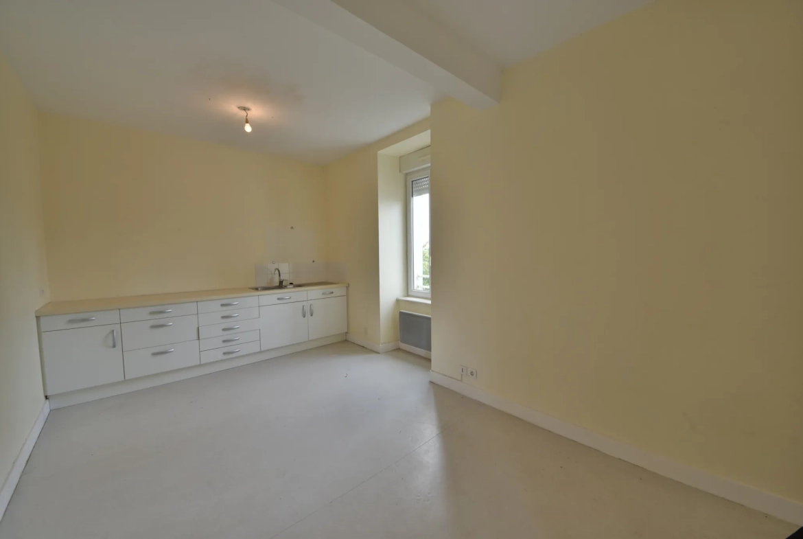 Maison en pierre à vendre à Saint Solve, centre du village, 120 m² 