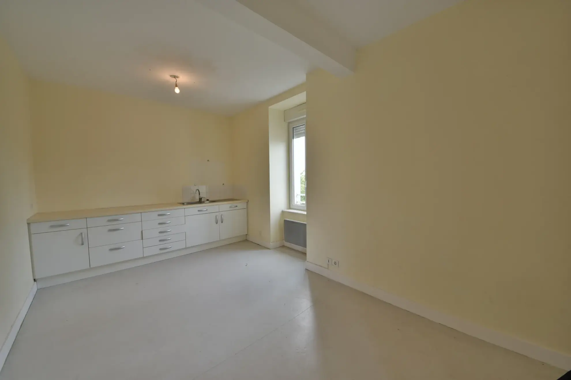 Maison en pierre à vendre à Saint Solve, centre du village, 120 m² 