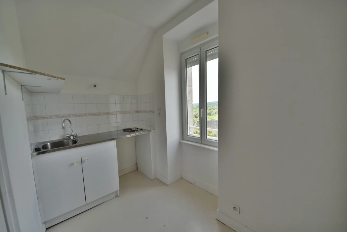 Maison en pierre à vendre à Saint Solve, centre du village, 120 m² 