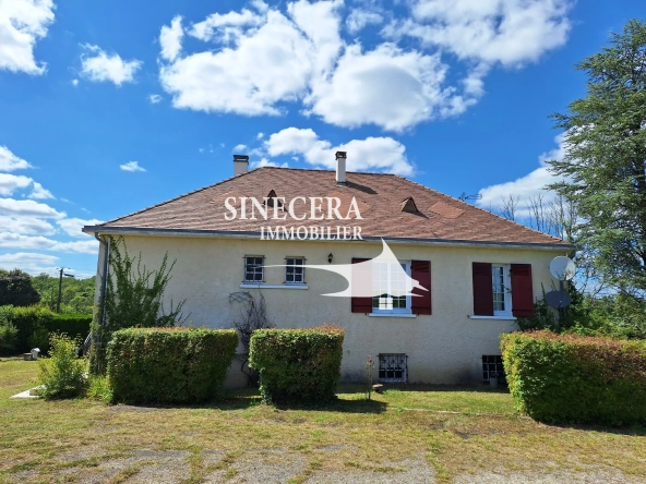 Maison à vendre de 170 m² avec piscine et grand hangar à Bordeilles