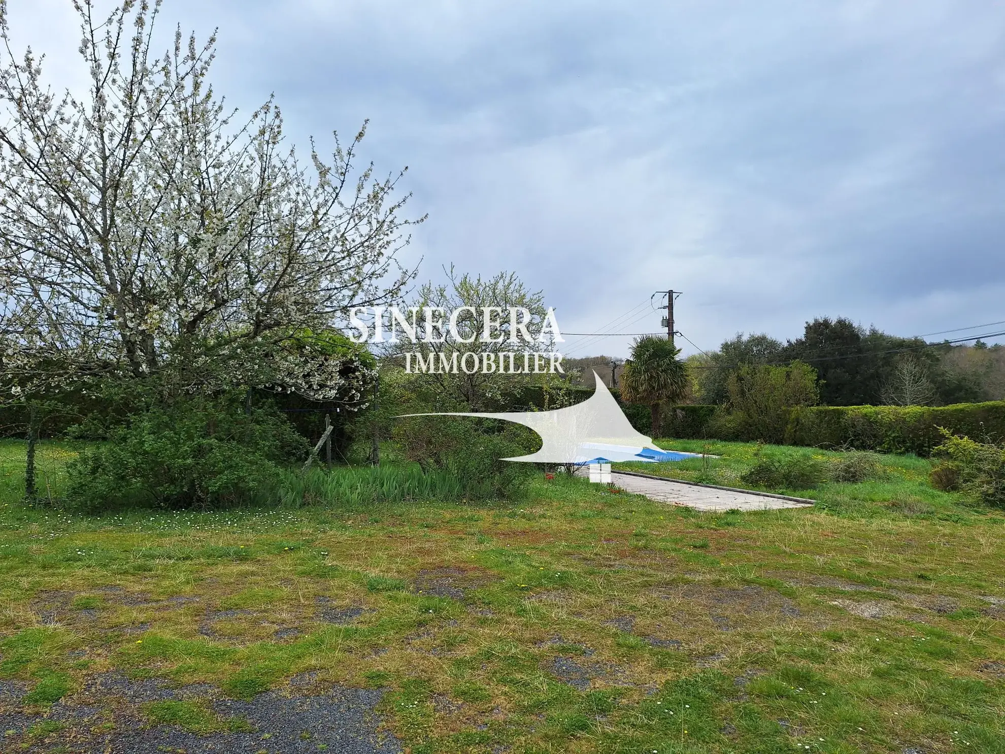 Maison à vendre de 170 m² avec piscine et grand hangar à Bordeilles 