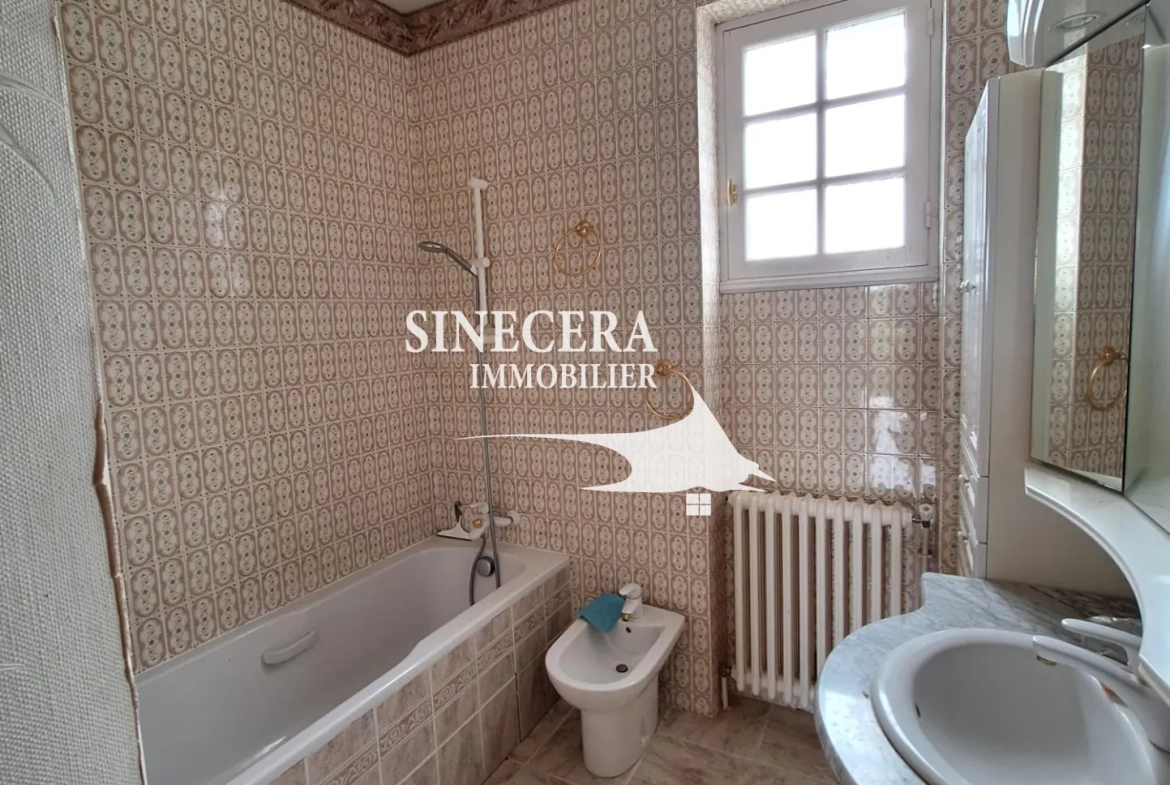 Maison à vendre de 170 m² avec piscine et grand hangar à Bordeilles 