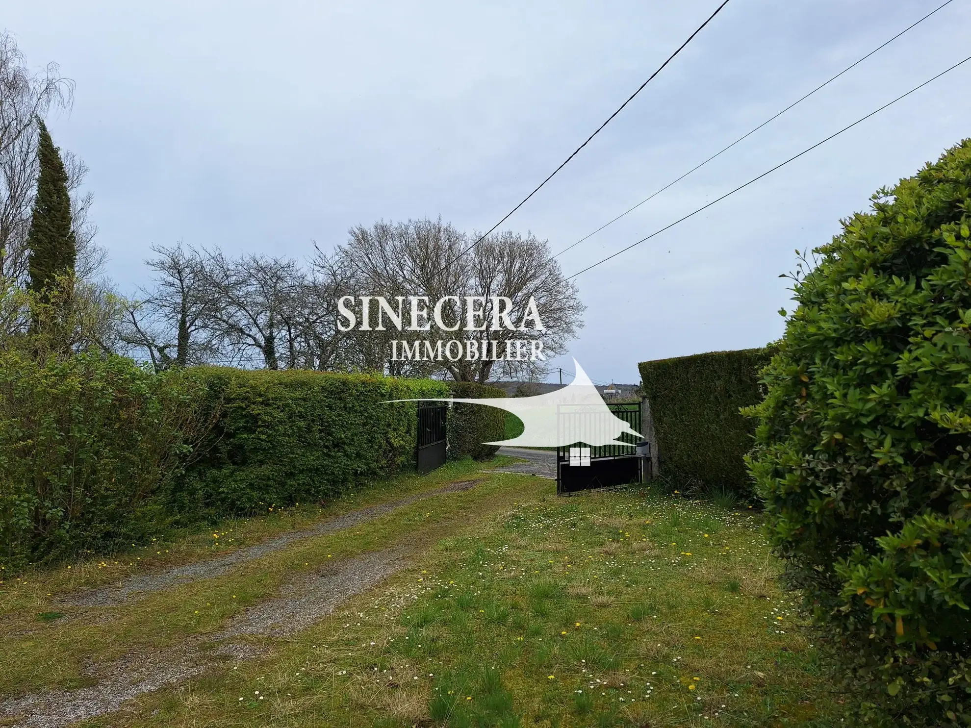 Maison à vendre de 170 m² avec piscine et grand hangar à Bordeilles 