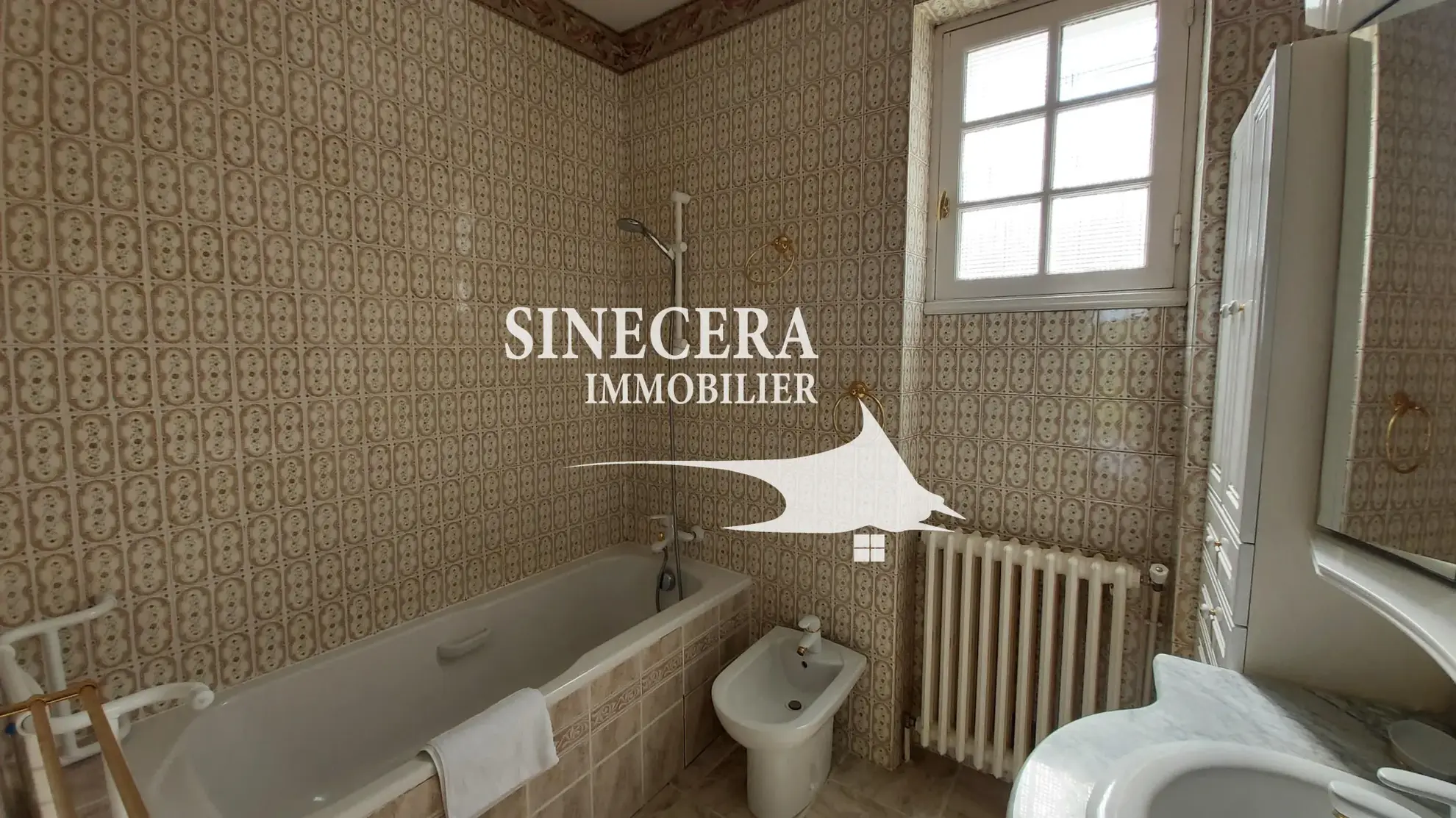 Maison à vendre de 170 m² avec piscine et grand hangar à Bordeilles 