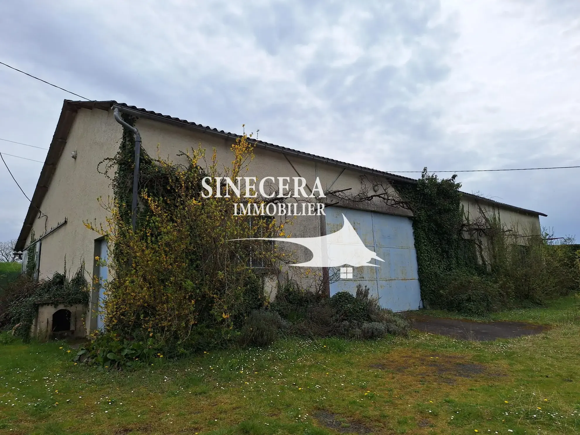 Maison à vendre de 170 m² avec piscine et grand hangar à Bordeilles 