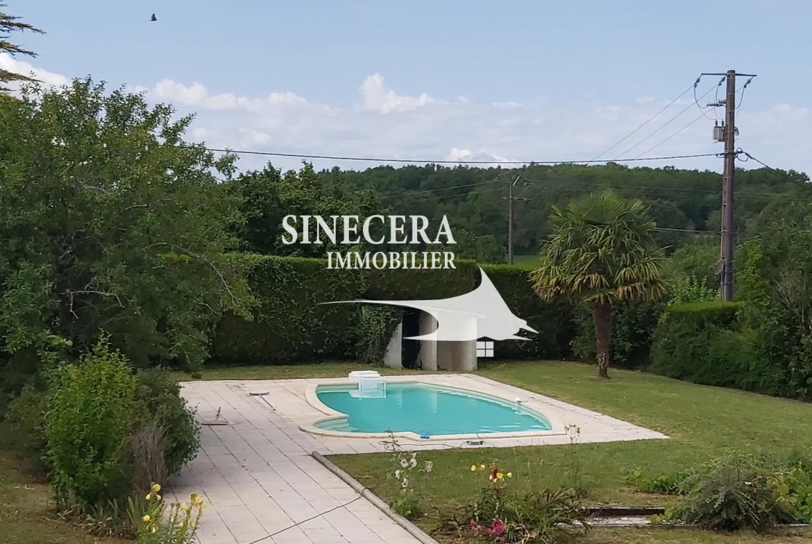 Maison à vendre de 170 m² avec piscine et grand hangar à Bordeilles 