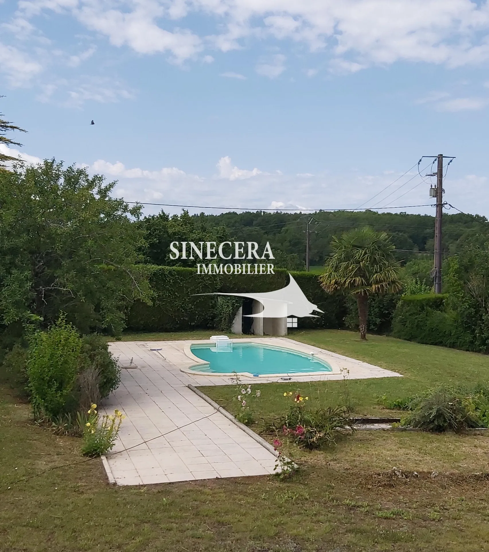 Maison à vendre de 170 m² avec piscine et grand hangar à Bordeilles 