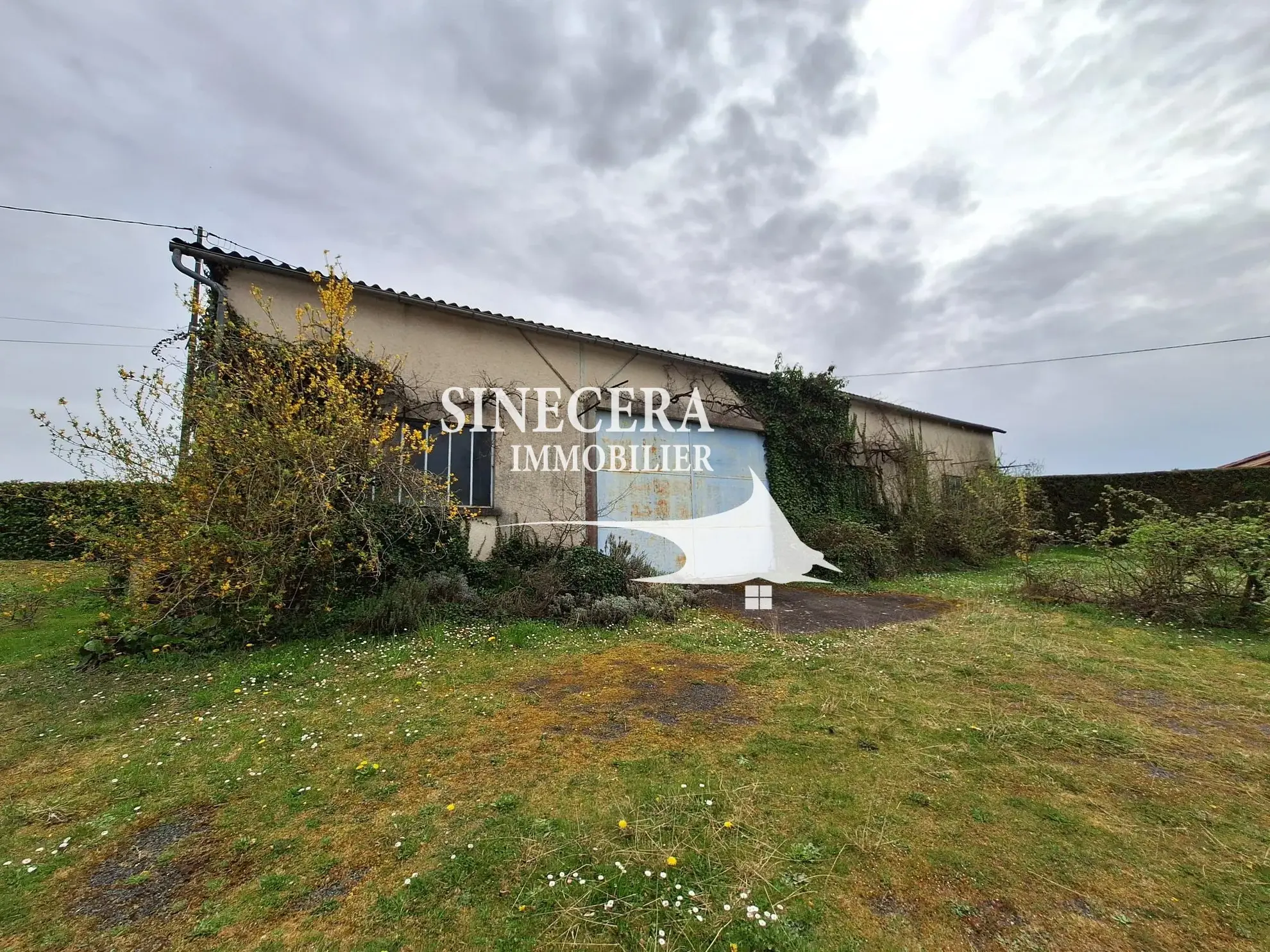 Maison à vendre de 170 m² avec piscine et grand hangar à Bordeilles 