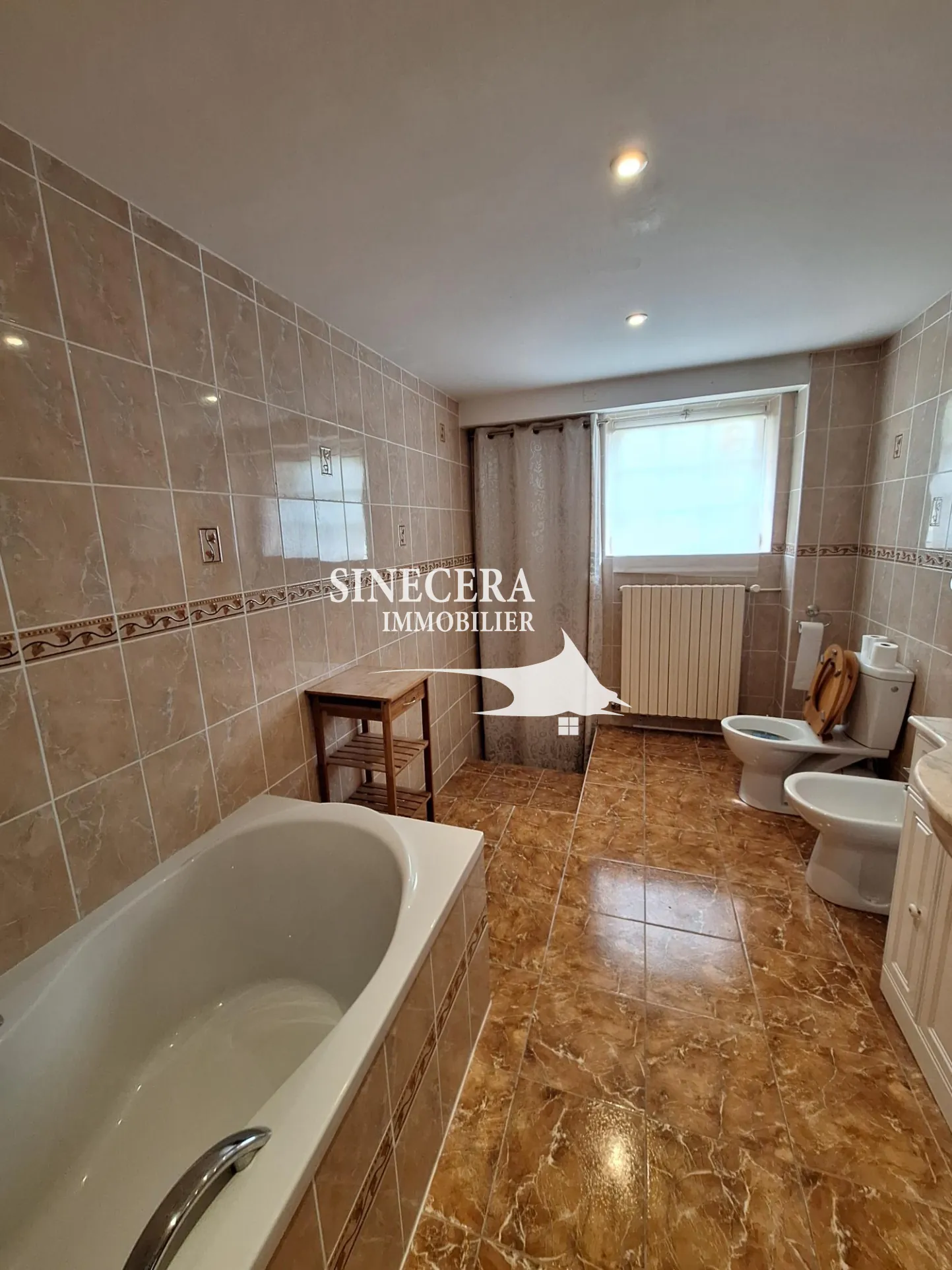 Maison à vendre de 170 m² avec piscine et grand hangar à Bordeilles 