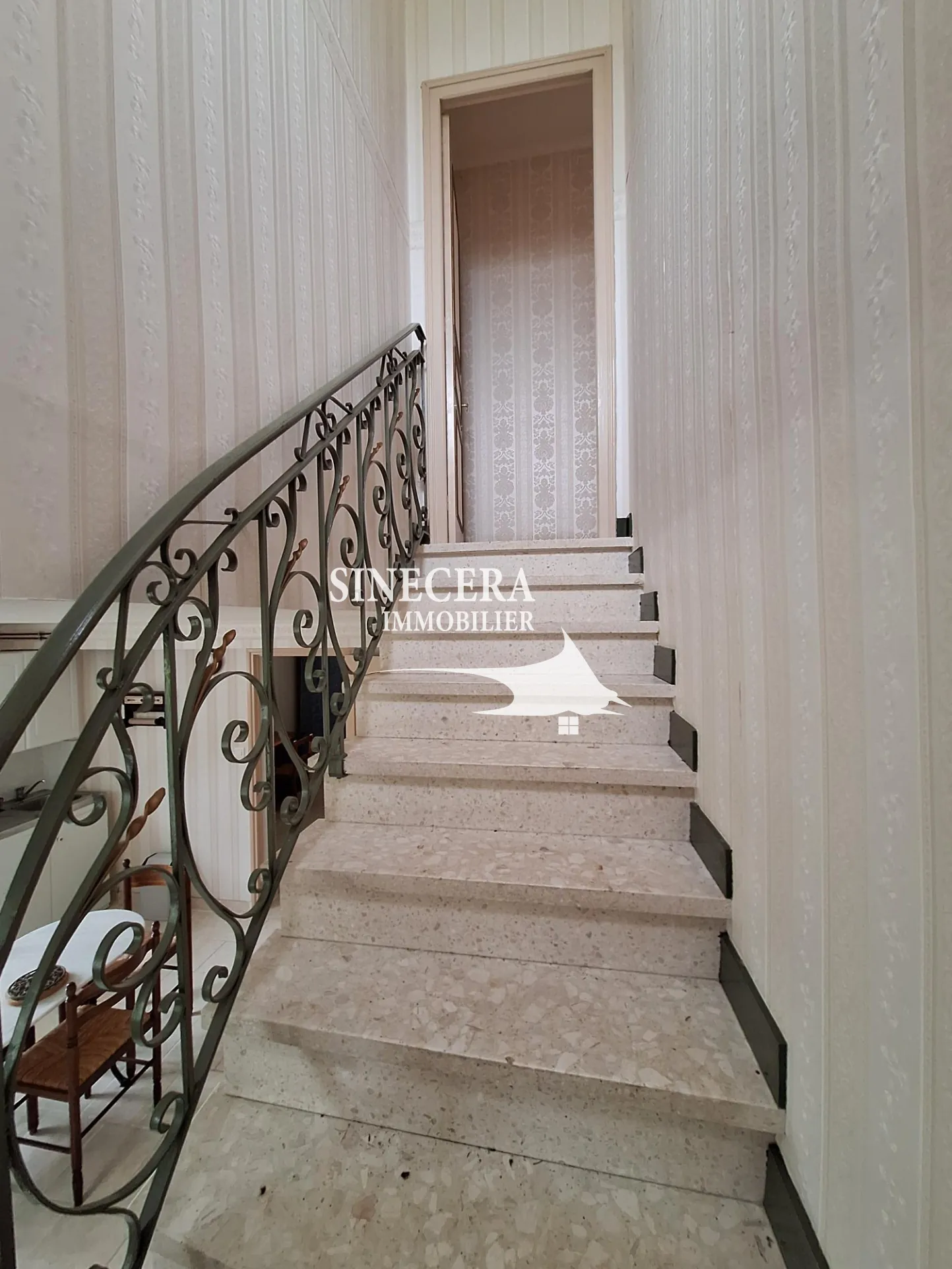 Maison à vendre de 170 m² avec piscine et grand hangar à Bordeilles 