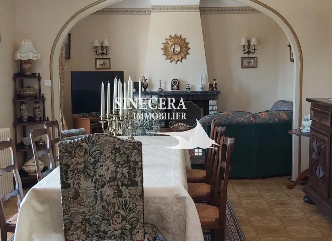Maison à vendre de 170 m² avec piscine et grand hangar à Bordeilles 