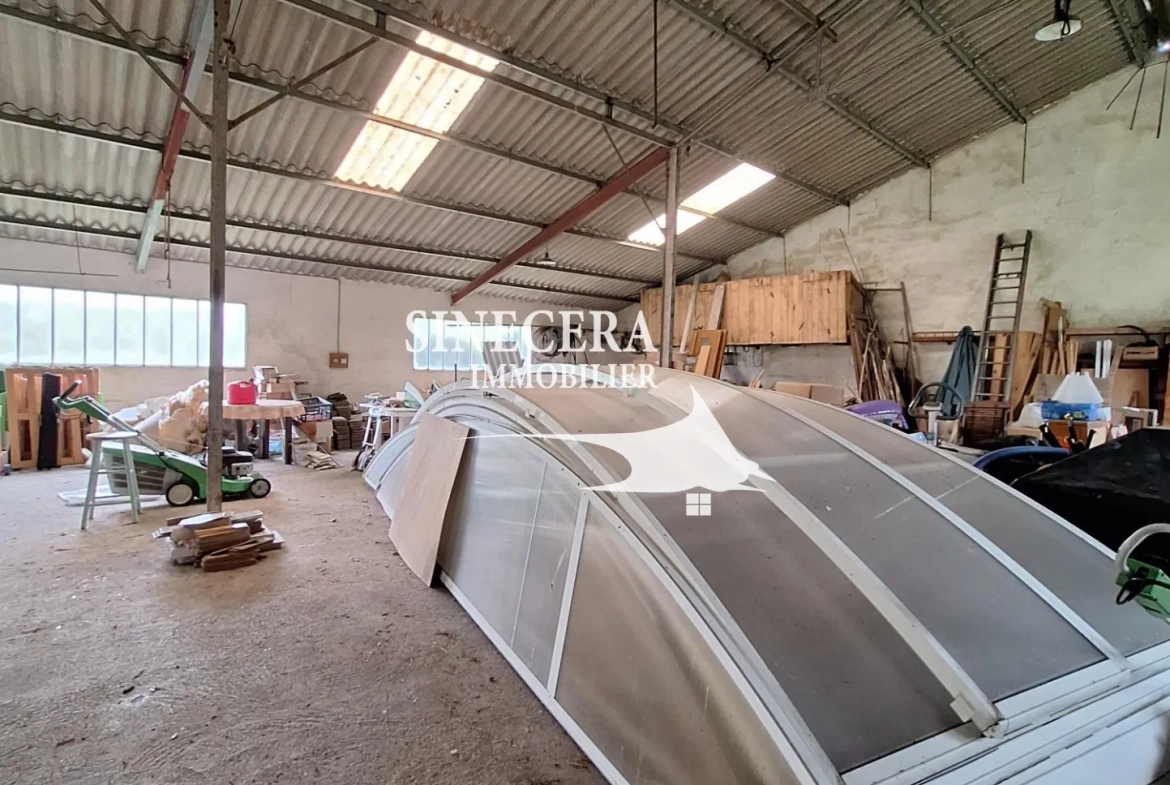 Maison à vendre de 170 m² avec piscine et grand hangar à Bordeilles 