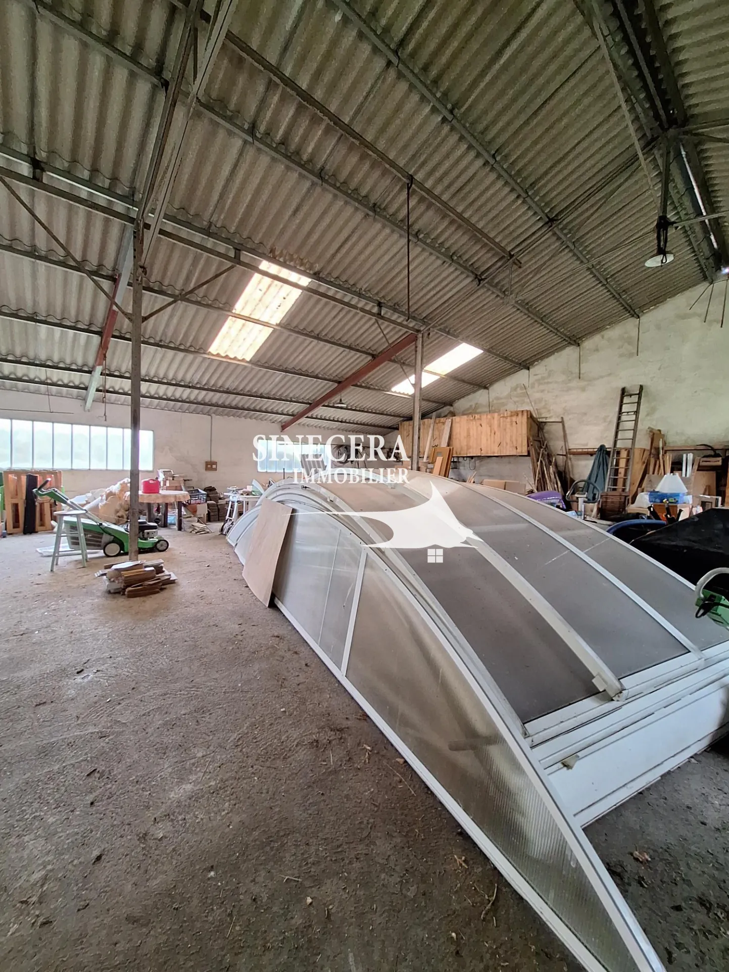 Maison à vendre de 170 m² avec piscine et grand hangar à Bordeilles 