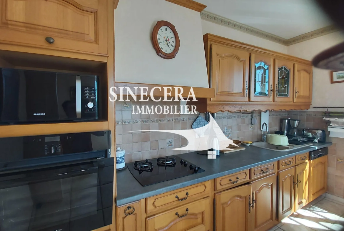 Maison à vendre de 170 m² avec piscine et grand hangar à Bordeilles 