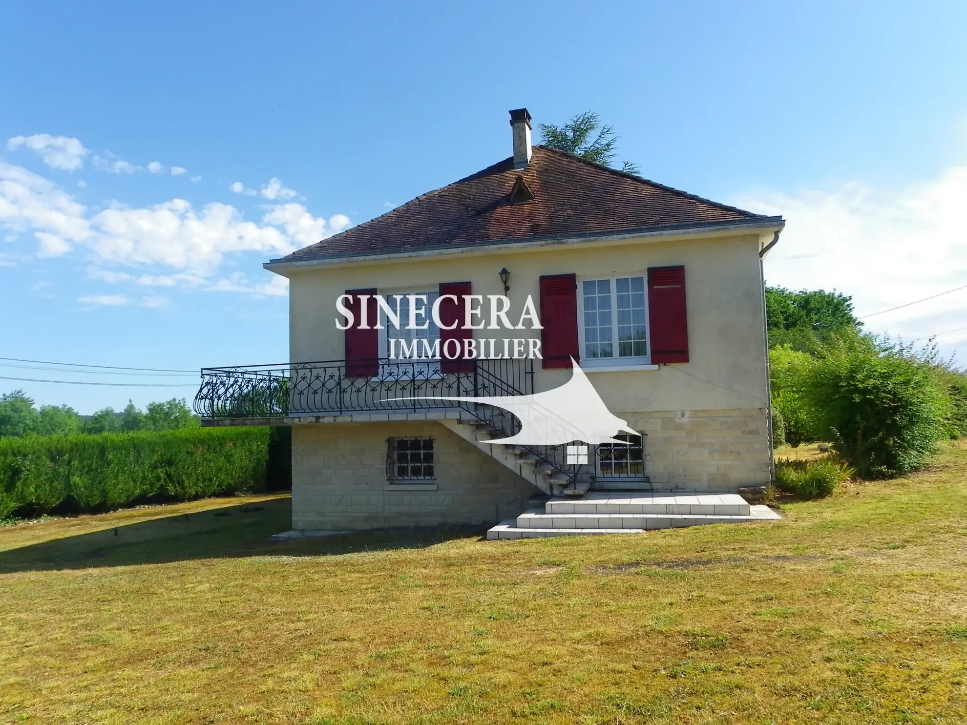 Maison à vendre de 170 m² avec piscine et grand hangar à Bordeilles 