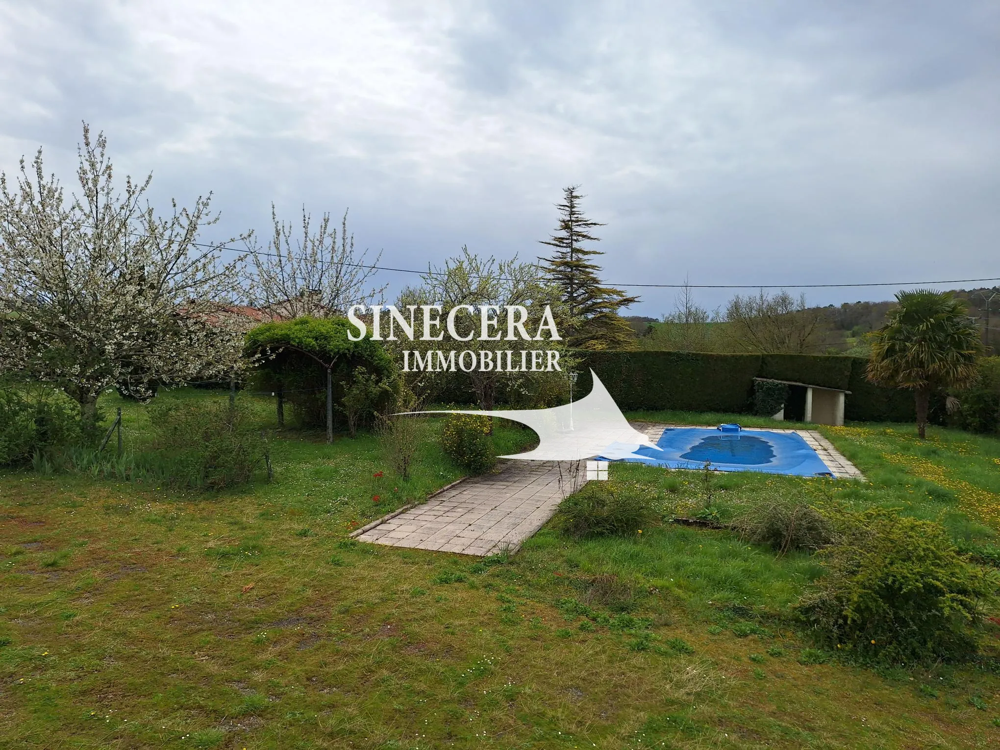 Maison à vendre de 170 m² avec piscine et grand hangar à Bordeilles 