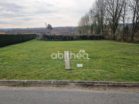 Terrain constructible de 1145 m² à Suris en Charente - Secteur calme