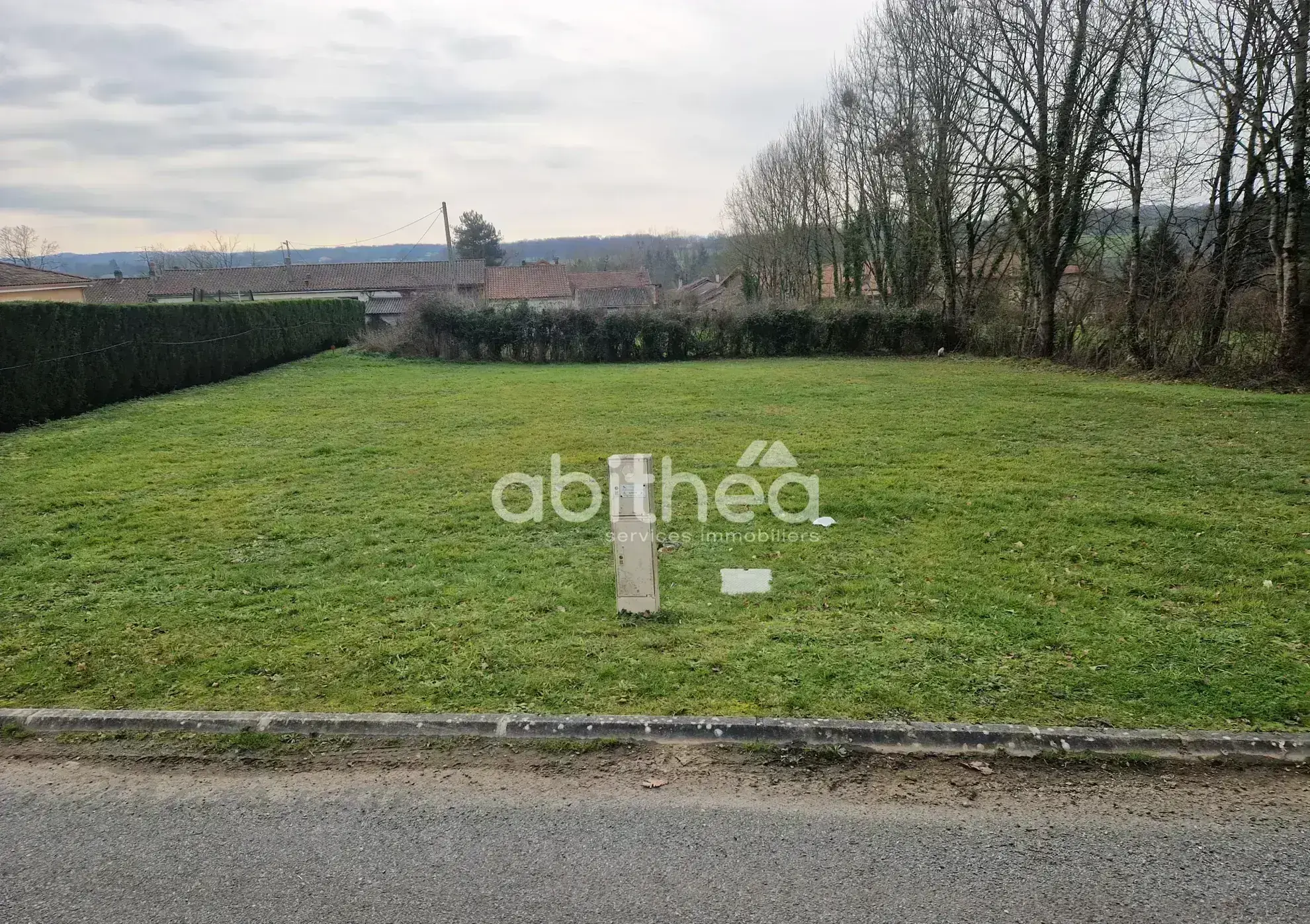 Terrain constructible de 1145 m² à Suris en Charente - Secteur calme 