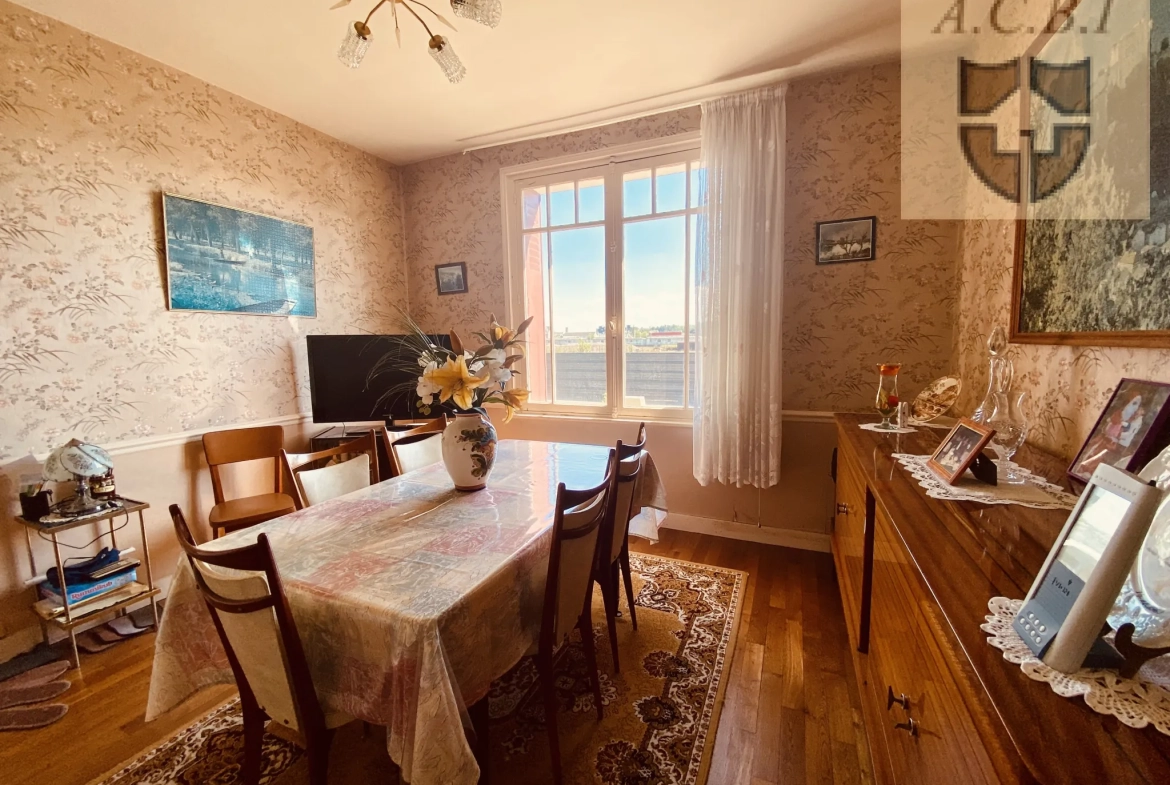 Maison à vendre à Vendôme avec jardin, garage et potentiel de rénovation 
