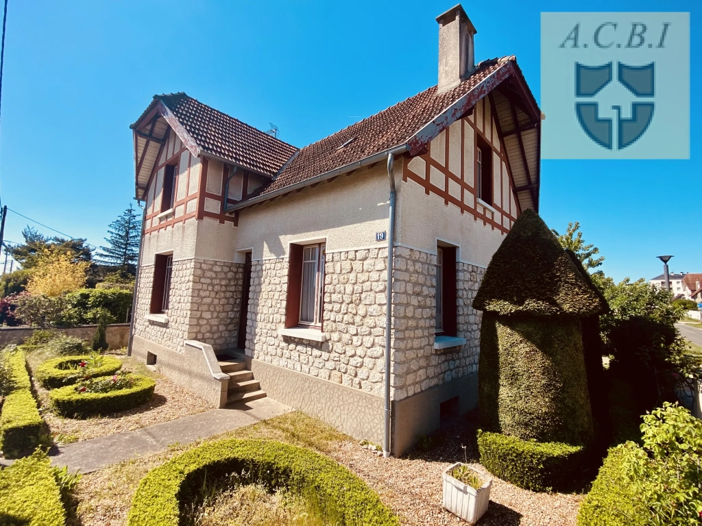 Maison à vendre à Vendôme avec jardin, garage et potentiel de rénovation