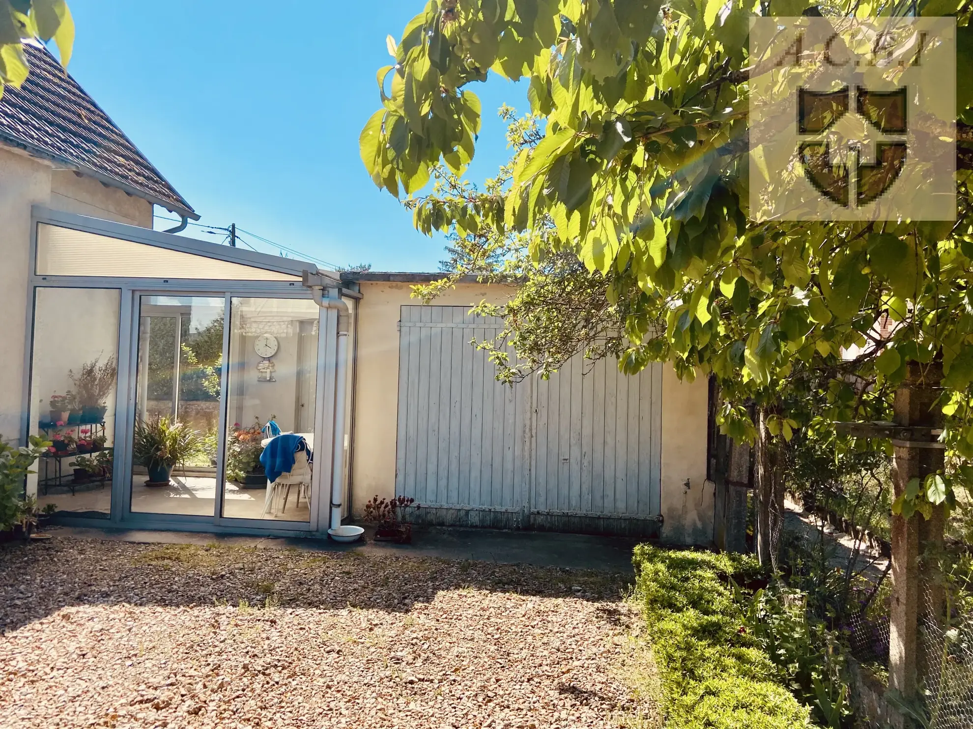 Maison à vendre à Vendôme avec jardin, garage et potentiel de rénovation 