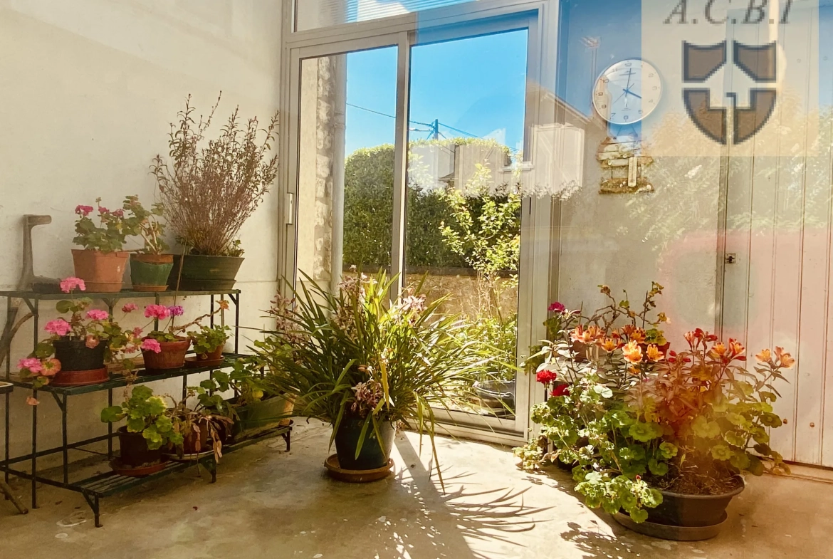 Maison à vendre à Vendôme avec jardin, garage et potentiel de rénovation 