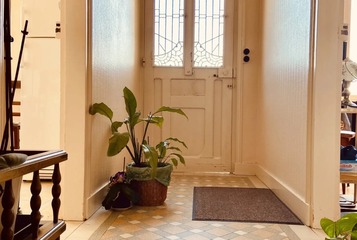 Maison à vendre à Vendôme avec jardin, garage et potentiel de rénovation 